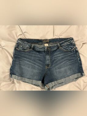 EUC - Junior’s Decree Denim Roll-Cuff Shorts in Medium Blue - Size 19